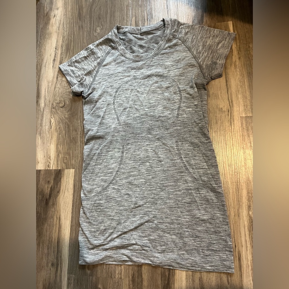 Lululemon swiftly tech short sleeve grey size 6